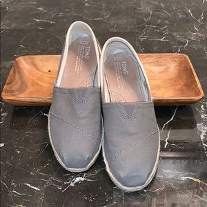 TOMS Women’s classic solid canvas slip flat shoe.